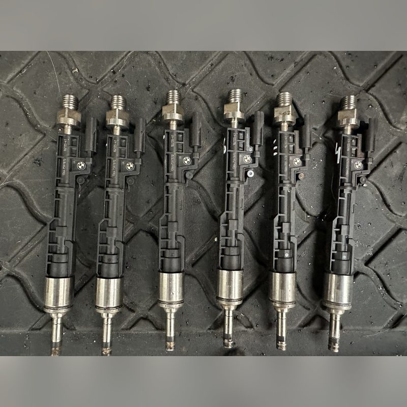 Set 6 injectoare benzina Bosch BMW F10 F01 F07 E90 E70 N55 13647597870 – poza 1